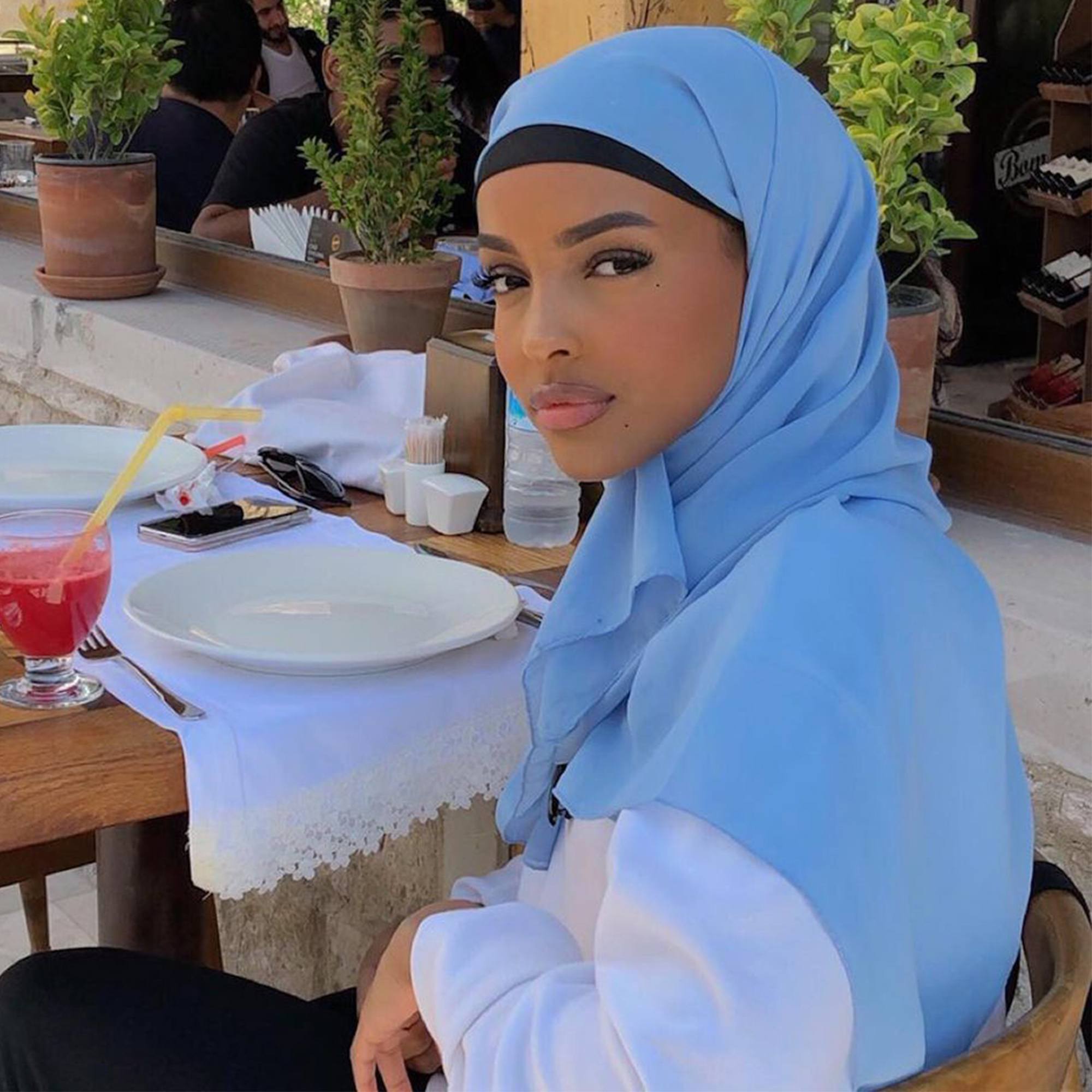 Jilbab warna biru muda. (Foto: Instagram/sailingnas)