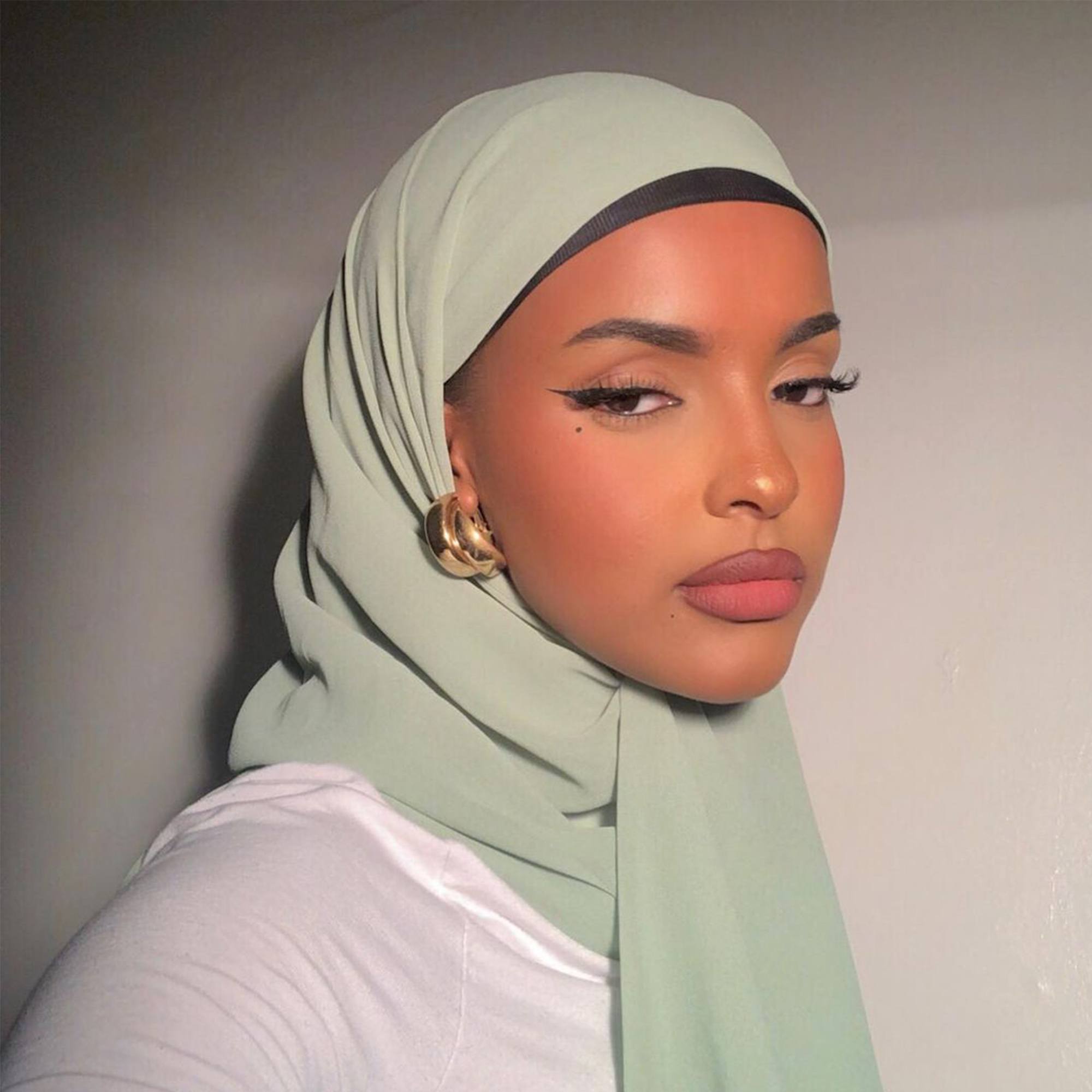 Pashmina warna sage. (Foto: Instagram/sailingnas)