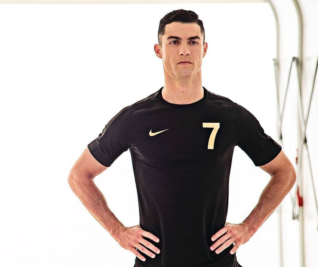 19 Evolusi Gaya Rambut Cristiano Ronaldo yang Keren dan Macho!