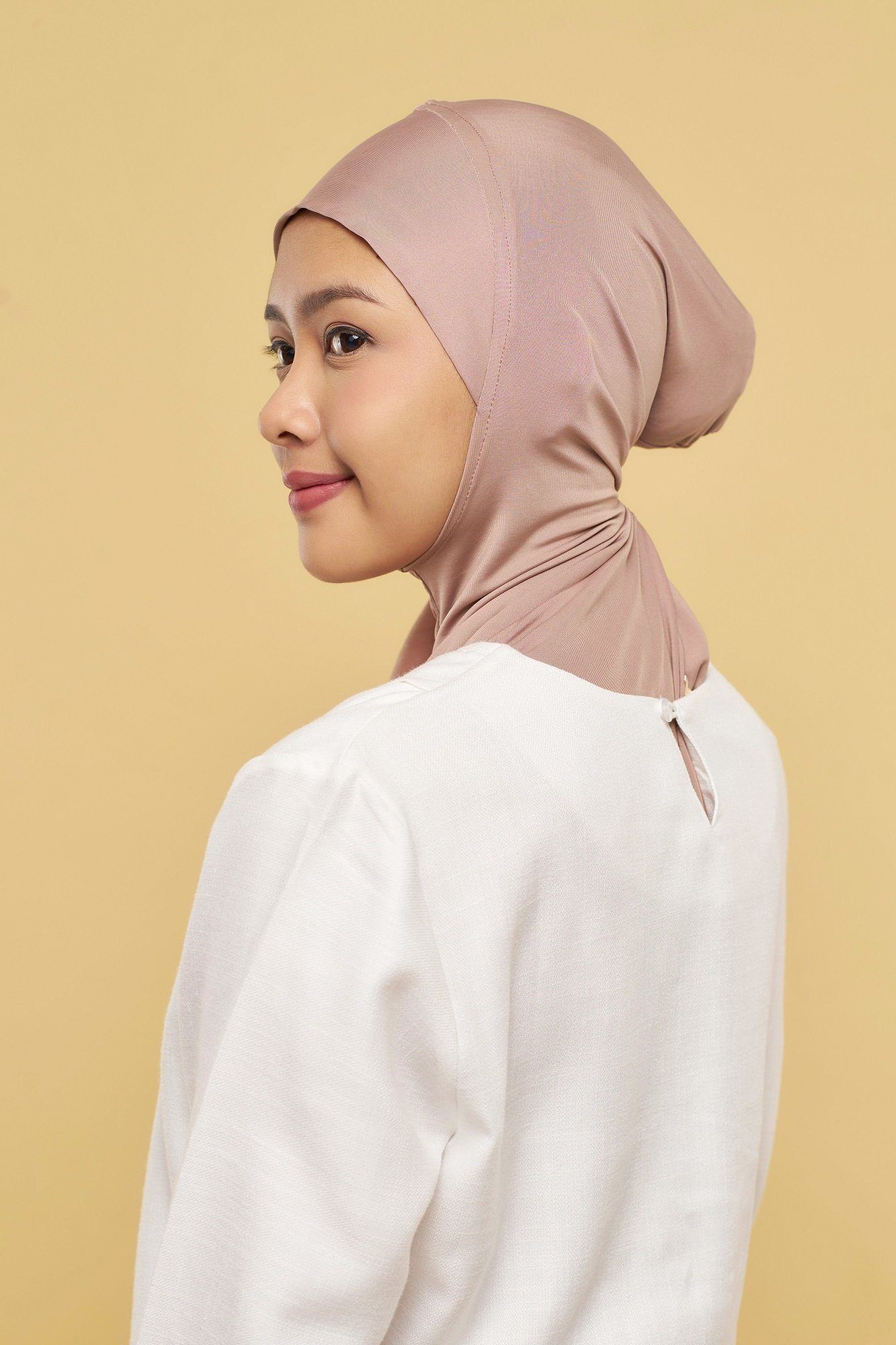 Model wanita Indonesia memakai dalaman kerudung atau ciput model ninja.