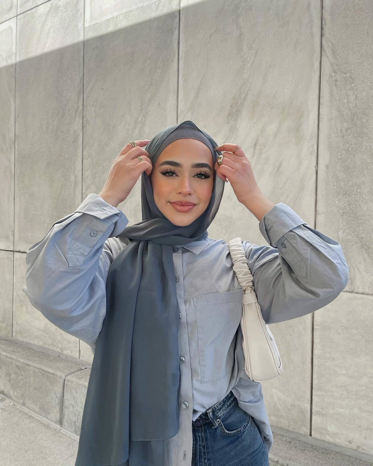 Praktis dan cantik kenakan pashmina tanpa jarum pentul. (Foto: Instagram.com/bazzibatul)