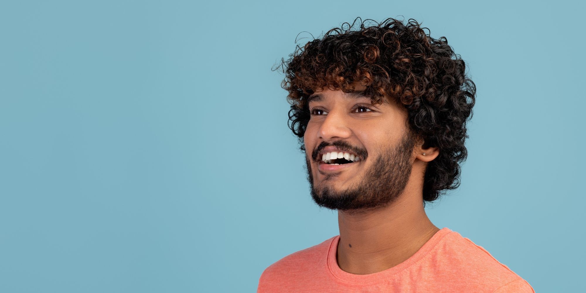 pria dengan rambut keriting kribo