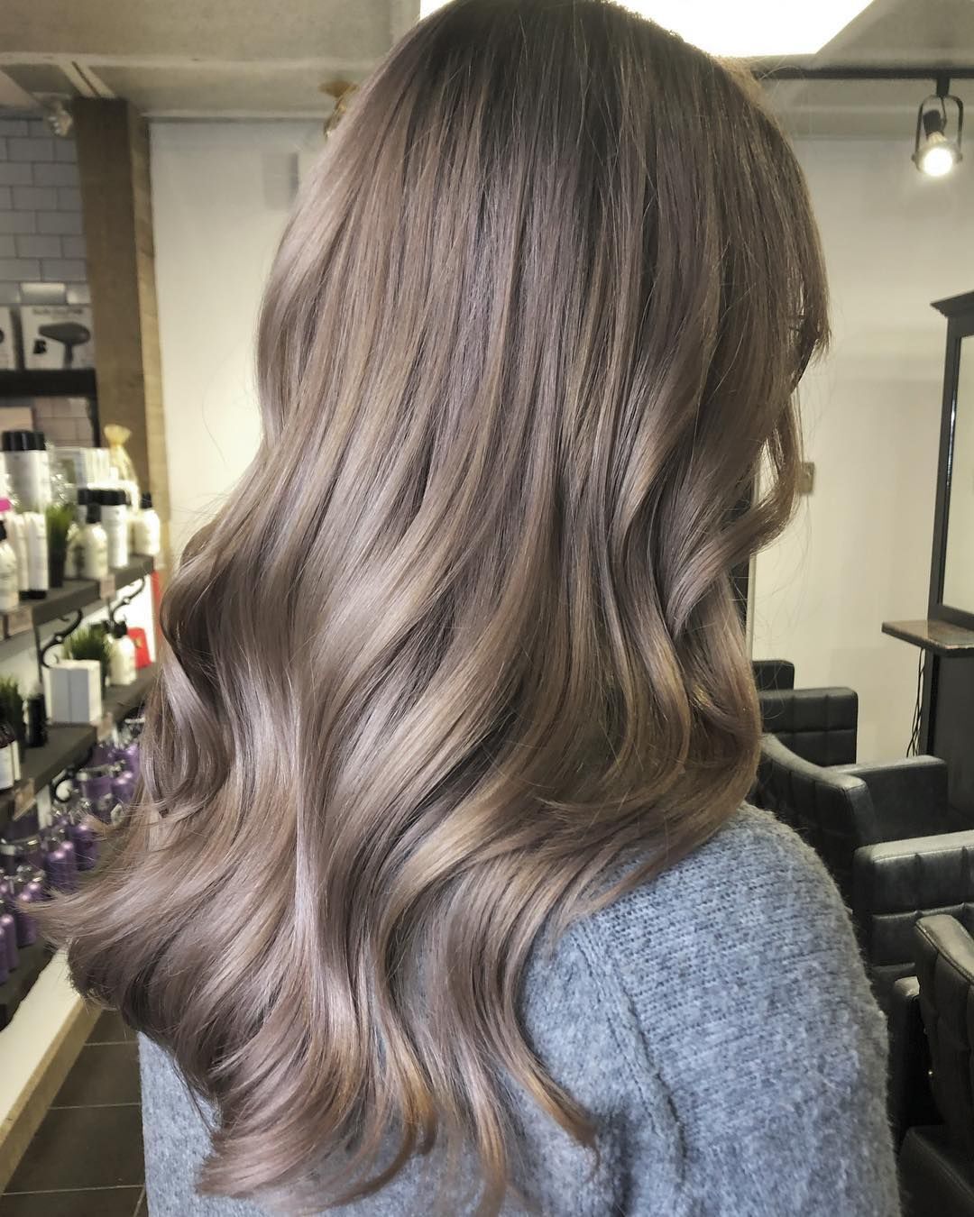 wanita dengan rambut panjang berwarna ash