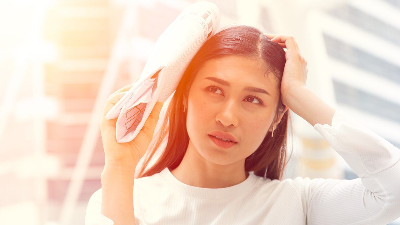 wanita di bawah terik sinar matahari