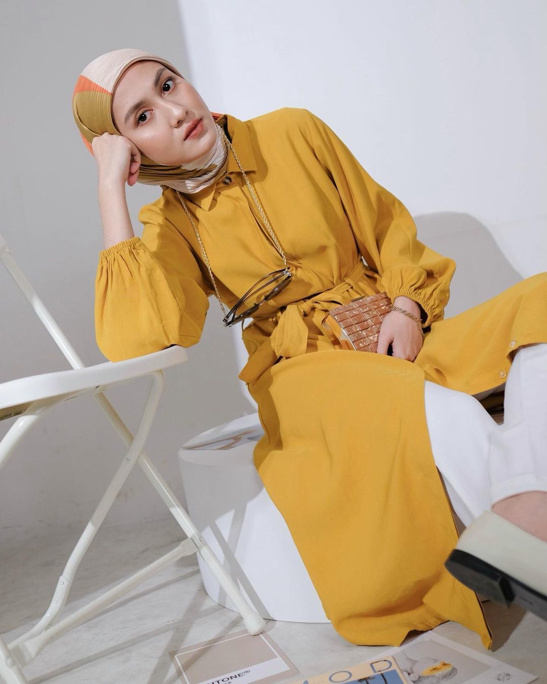 Inasrana selebgram hijab duduk memakai baju dan hijab kuning