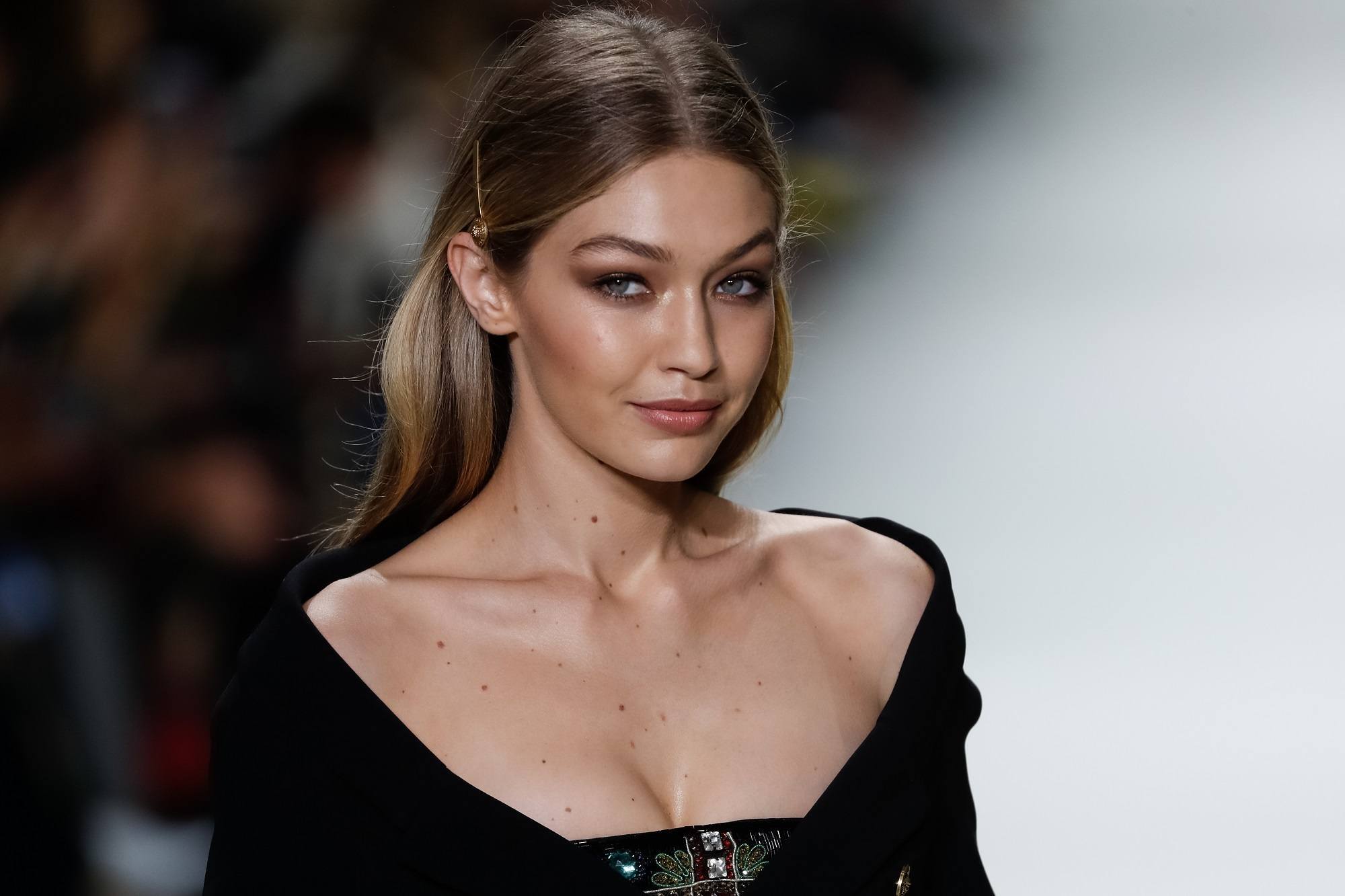 Gigi hadid mengenakan jepit rambut di Milan Fashion Week Spring/Summer 2018 (Foto: Shutterstock)