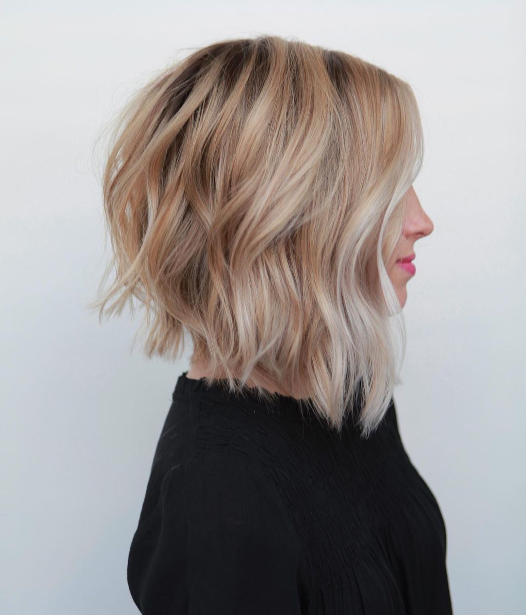 Gaya bob nungging dengan tambahan warna rambut blonde juga bisa bikin look lebih edgy! (Foto: Instagram/hairparloux) 