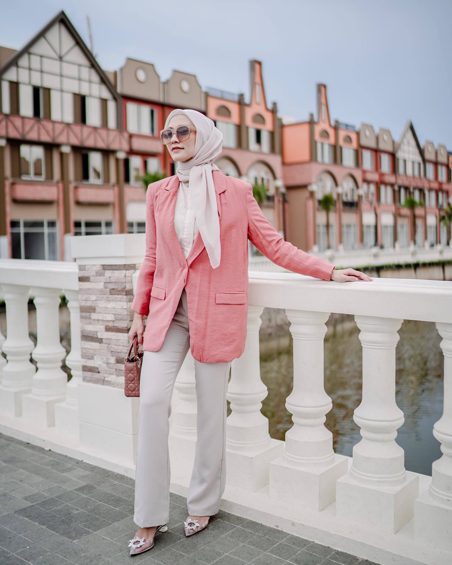 Pink blazer yang cocok dengan jilbab warna krem. (Foto: Instagram/megaiskanti)