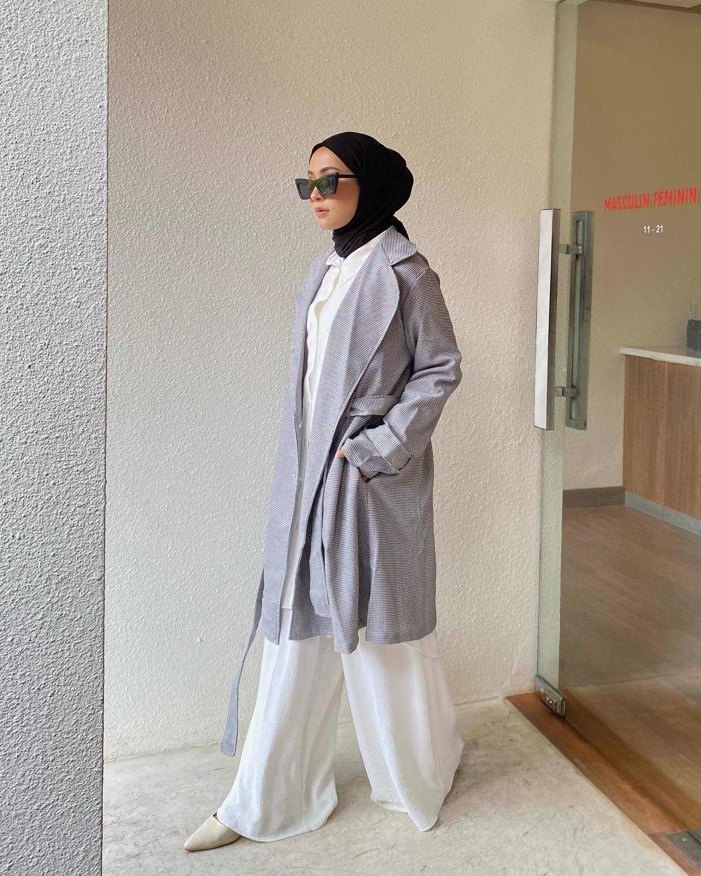 Pilihan outfit kantor hijab wanita dengan long coat. (Foto: Instagram/clymontinesakianto)