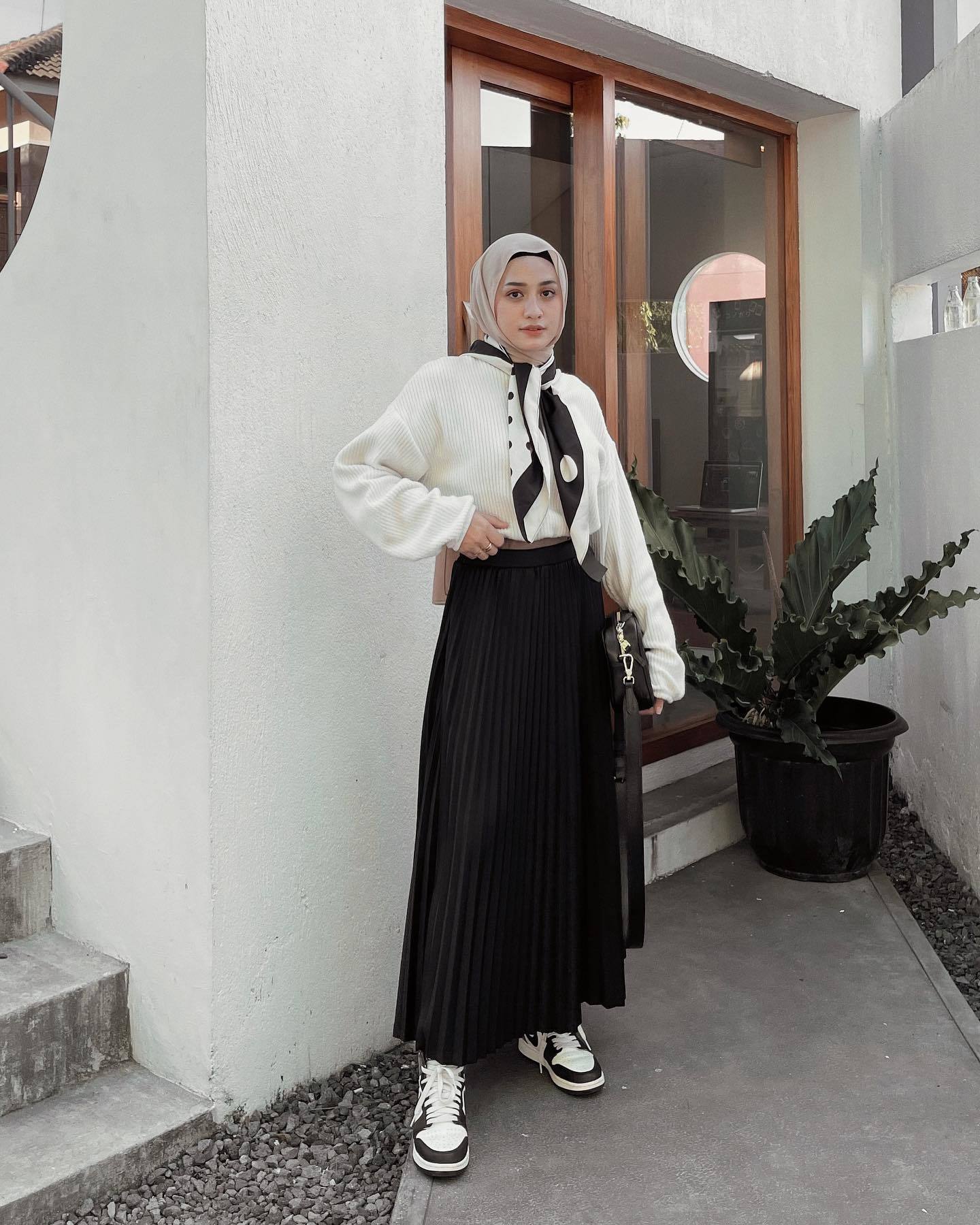 Kenakan padanan sweater dan rok lipit dengan hijab pashmina warna senada. (Foto: Instagram/helminursifah)