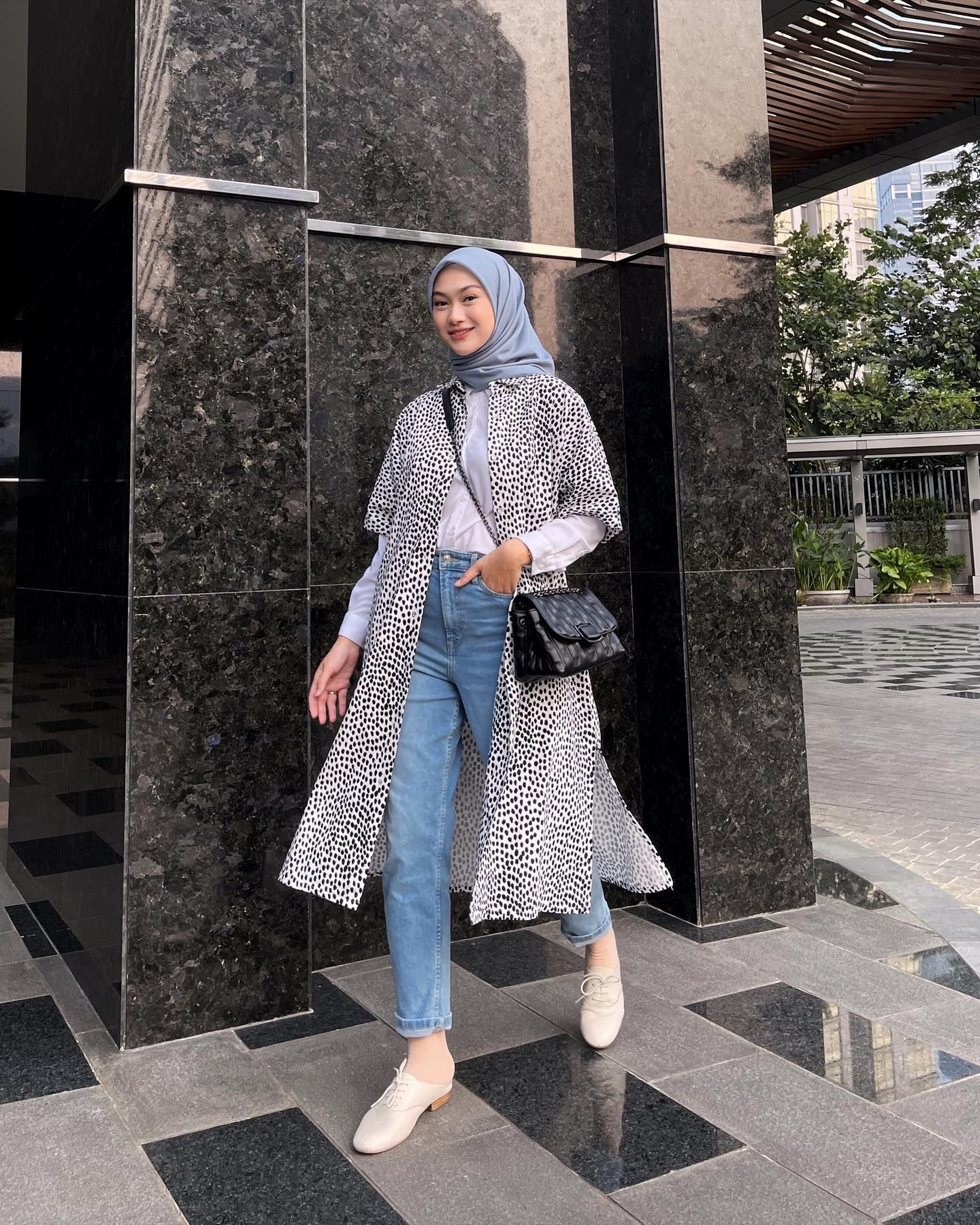 Bergaya smart casual kenakan celana jeans. (Foto: Instagram/indahnadapuspita)