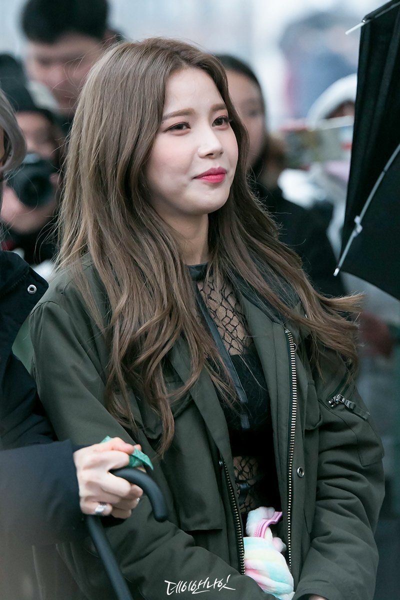 Coba warna rambut ash brown seperti Solar Mamamoo ini. (Foto: Day and Night)