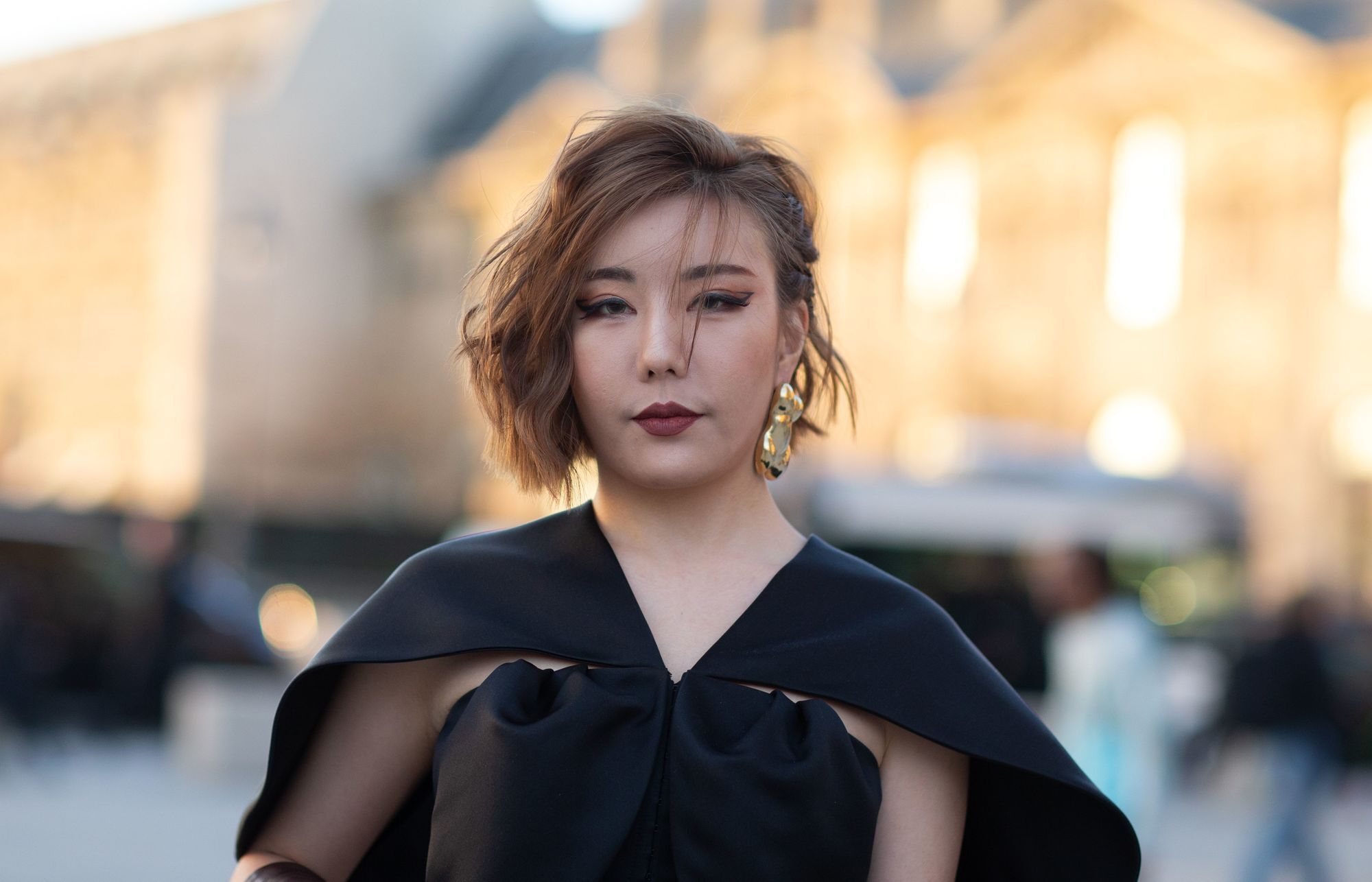 Warna rambut dark ashy brown untuk lengkapi gaya rambut pixie. (Foto: Shutterstock)