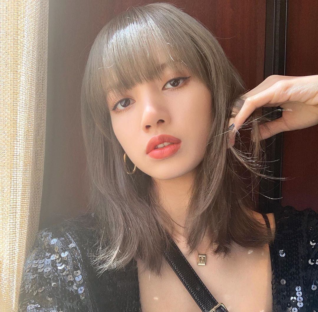 Gaya rambut long bob dengan warna ash grey semakin membuat tampilan lebih chic. (Foto: Instagram.com/lalalalisa_m)