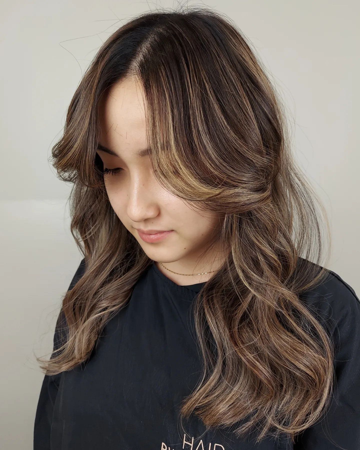 Teknik pewarnaan rambut balayage dengan warna ash brown.