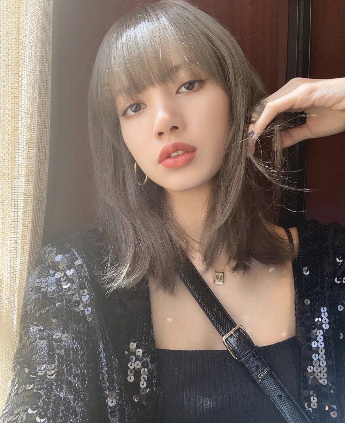 Warna rambut ashy blonde a la Lisa Blackpink