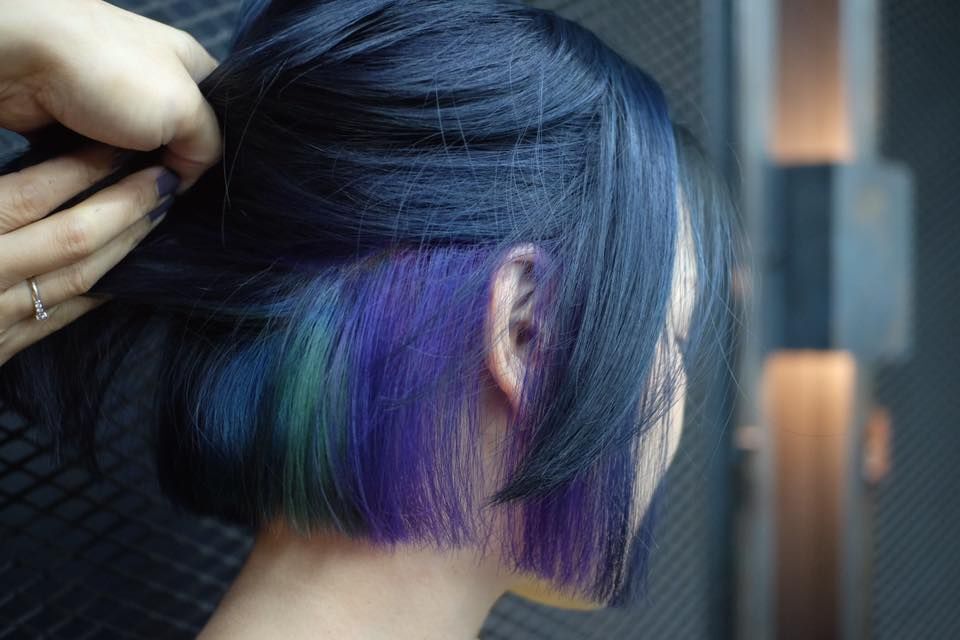 Sembunyikan warna ungu dan hijau pada rambut biru bak mermaid. (Foto: Shutterstock)