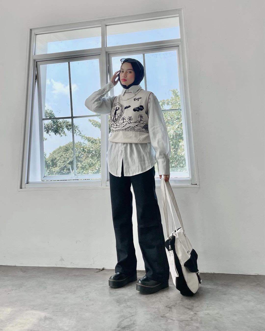 Outfit monokrom agar style kuliah hijab makin kekinian, why not? (Foto: Instagram/adiva.selsa) 