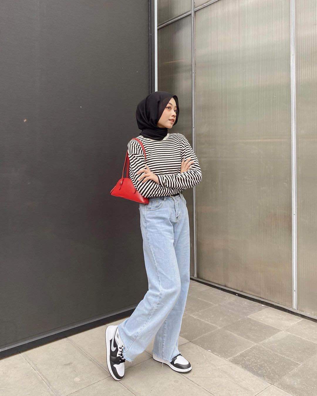 Striped t-shirt dan jeans adalah paduan yang nyaman untuk kuliah. (Foto: Instagram/meiraniap)