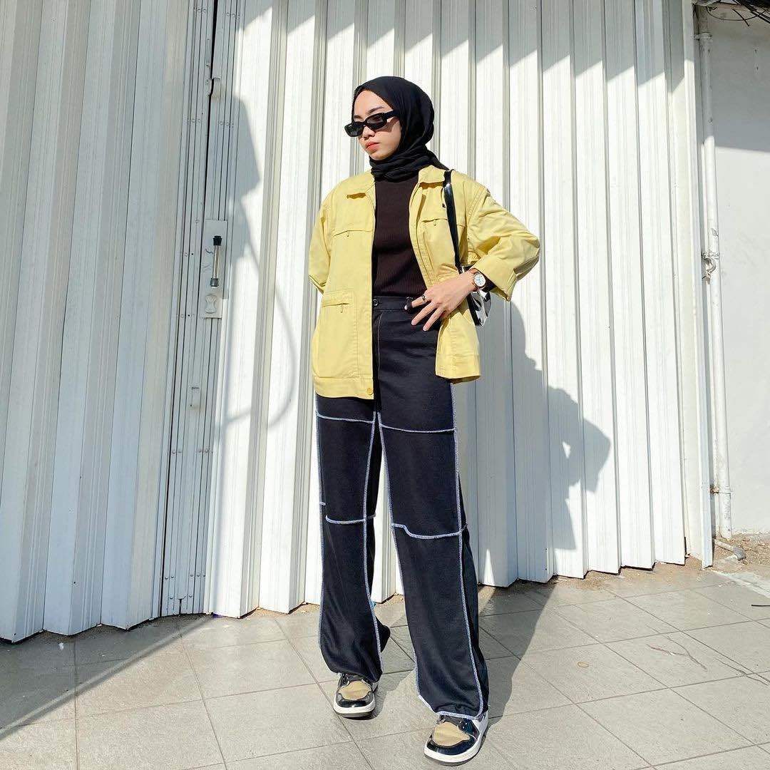 Jaket warna lime dan jeans hitam dengan aksen garis untuk kuliah. (Foto: Instagram/rantikaanjlya) 