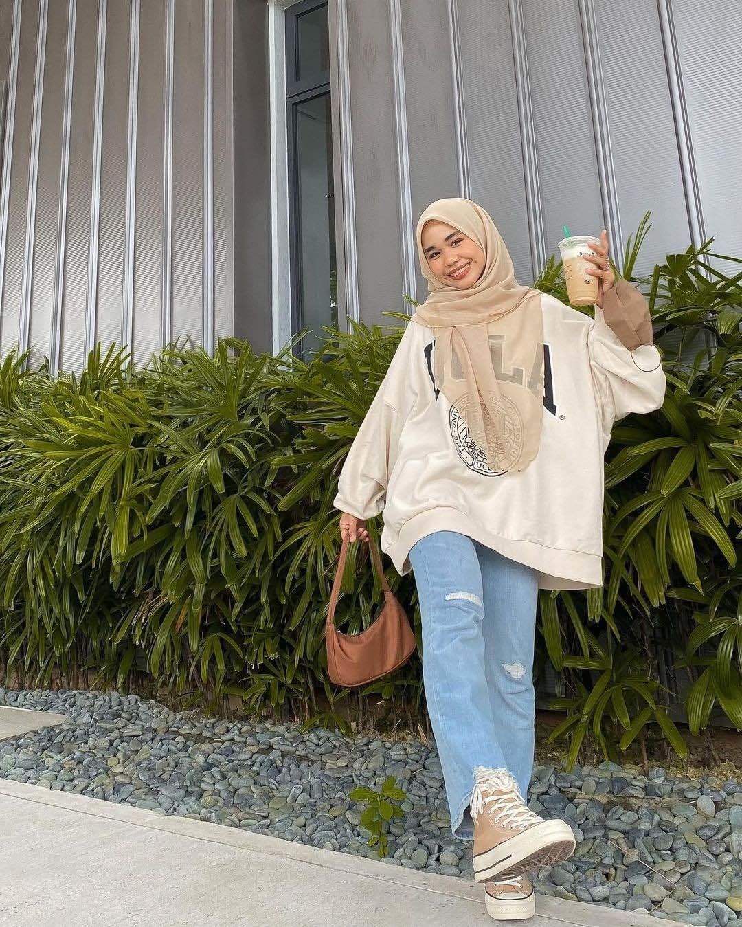 Paduan sweater oversized dan blue jeans bikin look makin trendi (Foto: Instagram/qstnaadi) 