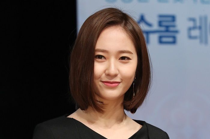 Potongan bob yang di-blow rapi seperti Krystal Jung bisa bikin wajah kelihatan lebih tirus. (Foto: TPG News)