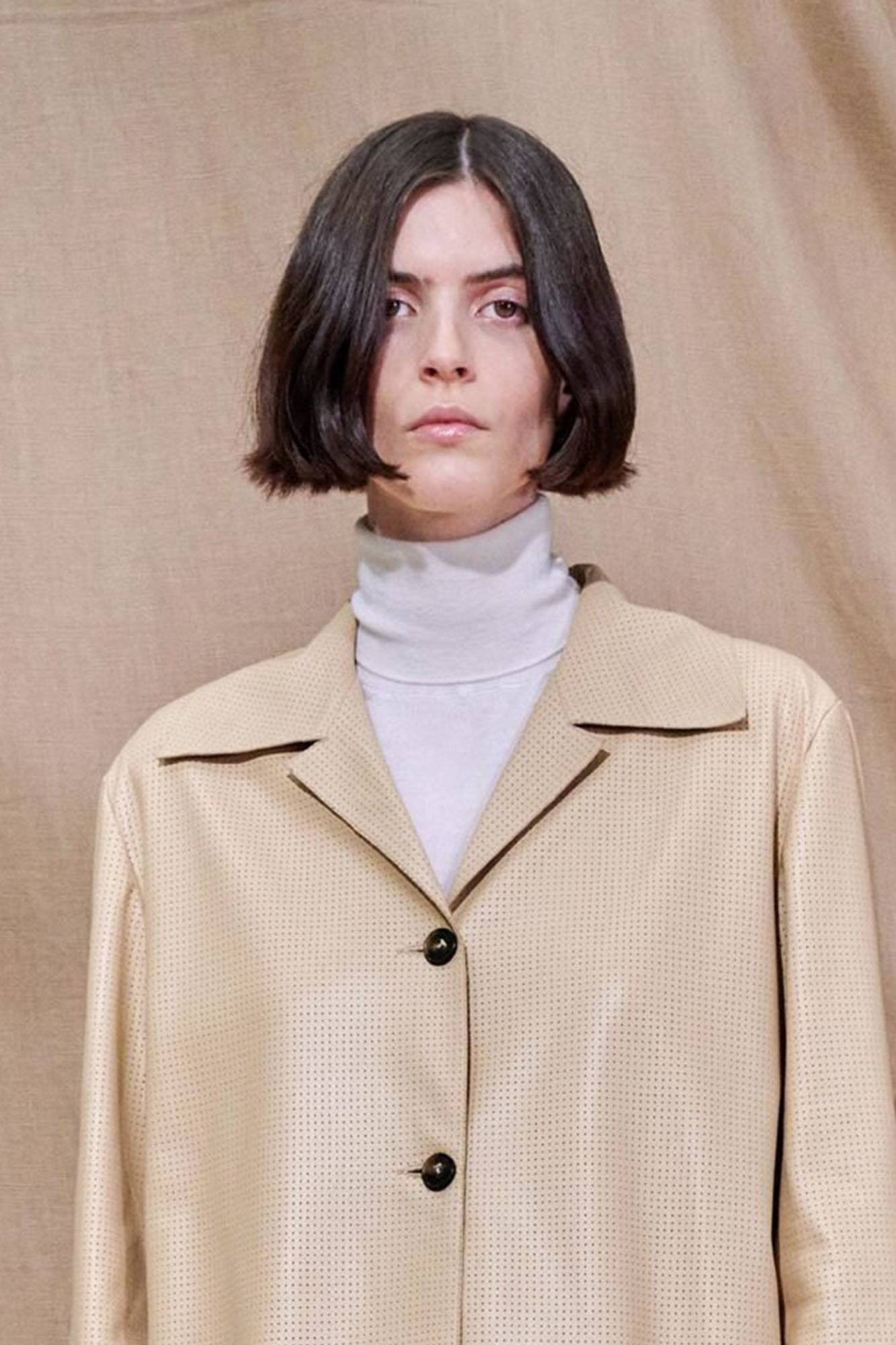 Tak perlu repot menatanya. Biarkan lurus tergerai saja. (Foto: Tod's)