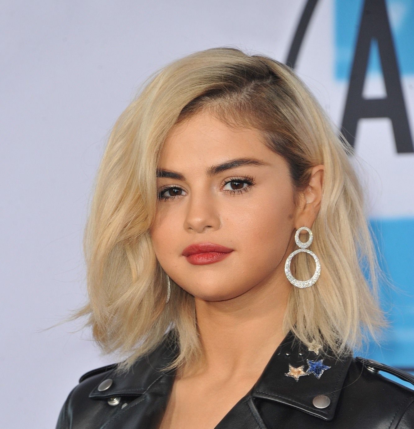Rambut bob milikmu bisa terlihat lebih istimewa jika dicat dengan warna platinum atau silver. (Foto: Shutterstock)
