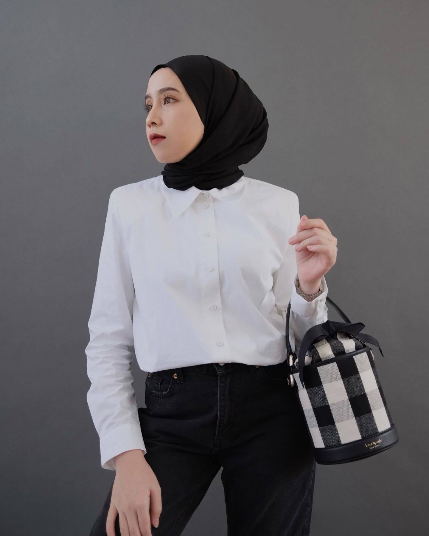 OOTD hijab casual dengan tema monokrom. (Foto: Instagram.com/ameliaelle)