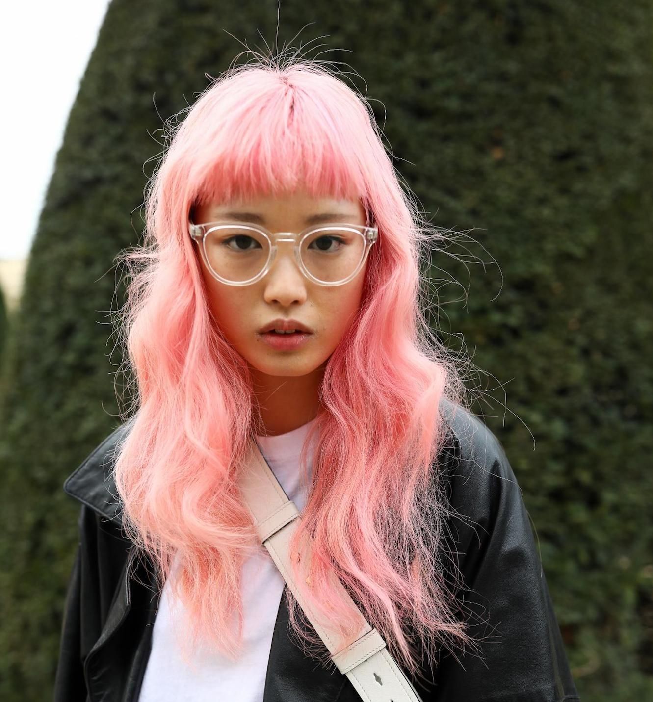 Wanita asia dengan rambut kasar dan kering