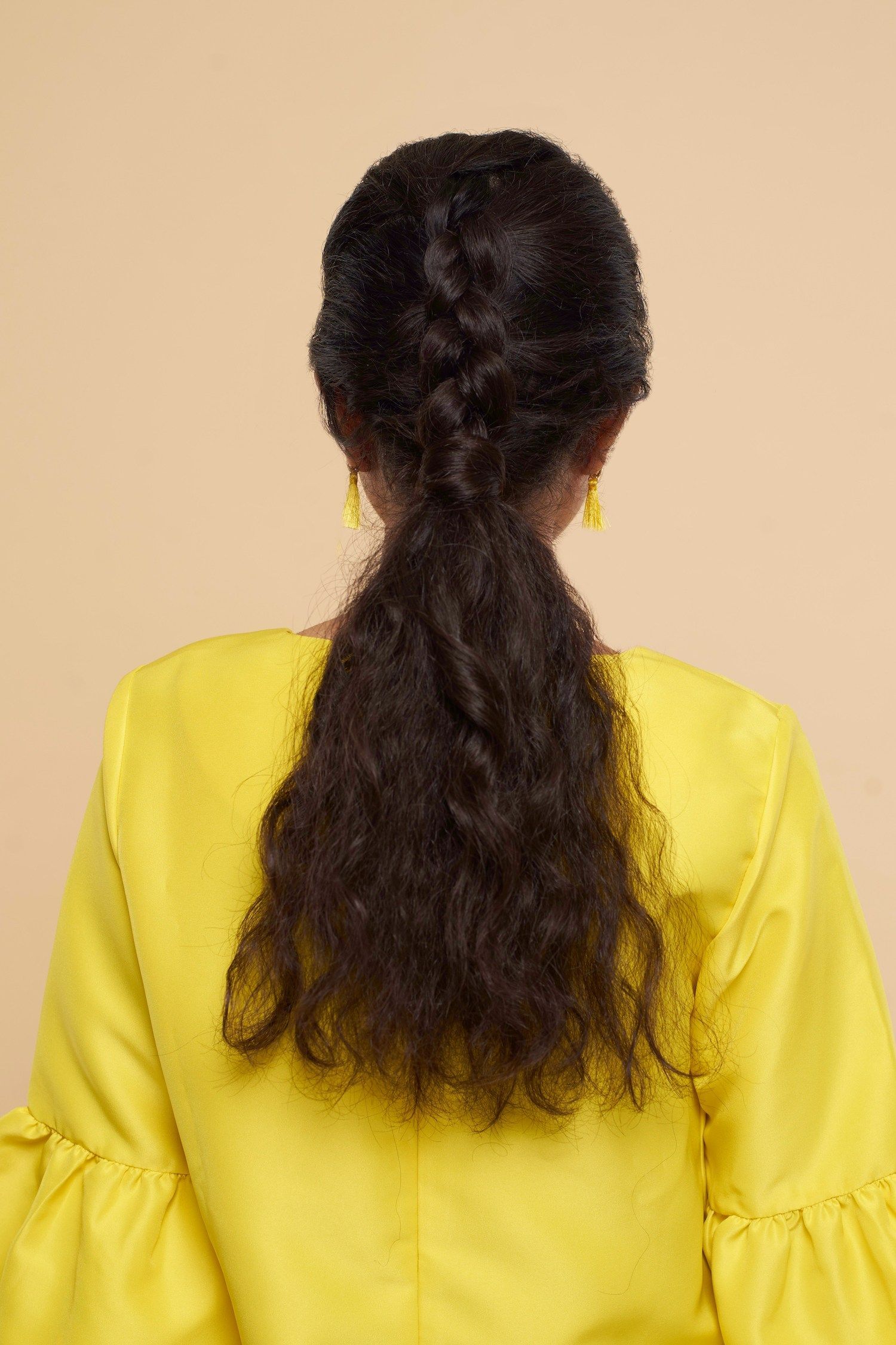 Gunakan teknik Dutch braid saat mengepang. (Foto: Hariono Halim)