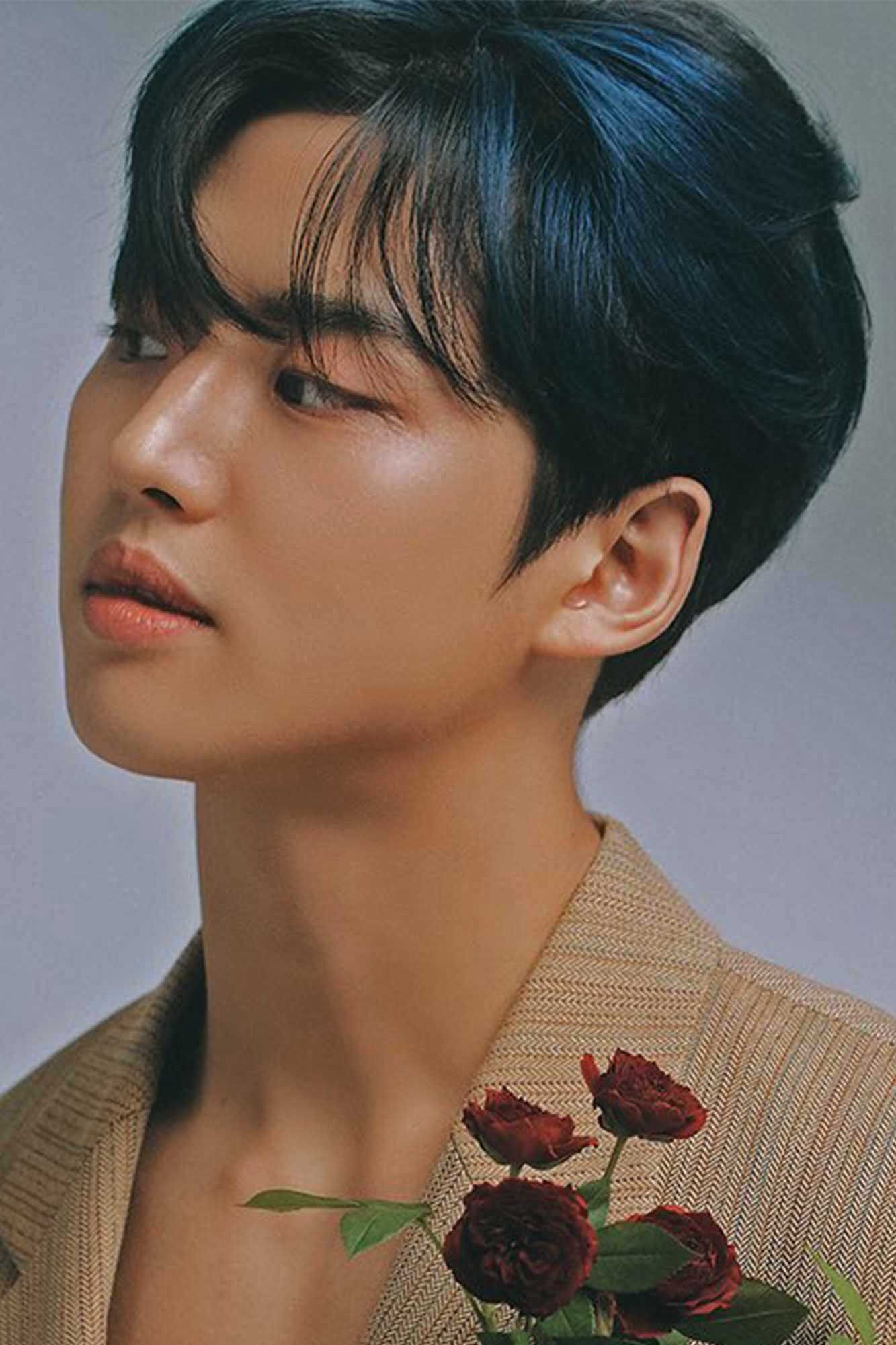 Biru juga warna fashion yang dijamin cocok untukmu, wahai pria berkulit sawo matang! (Foto: Cube Entertainment) 