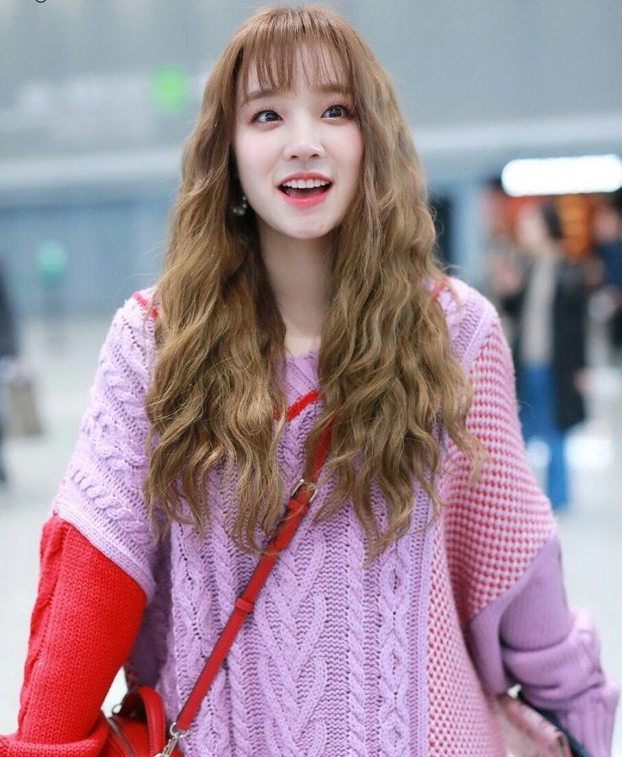 Padukan dengan poni see-through untuk tampilan a la idol K-Pop. (Foto: K-Luv)