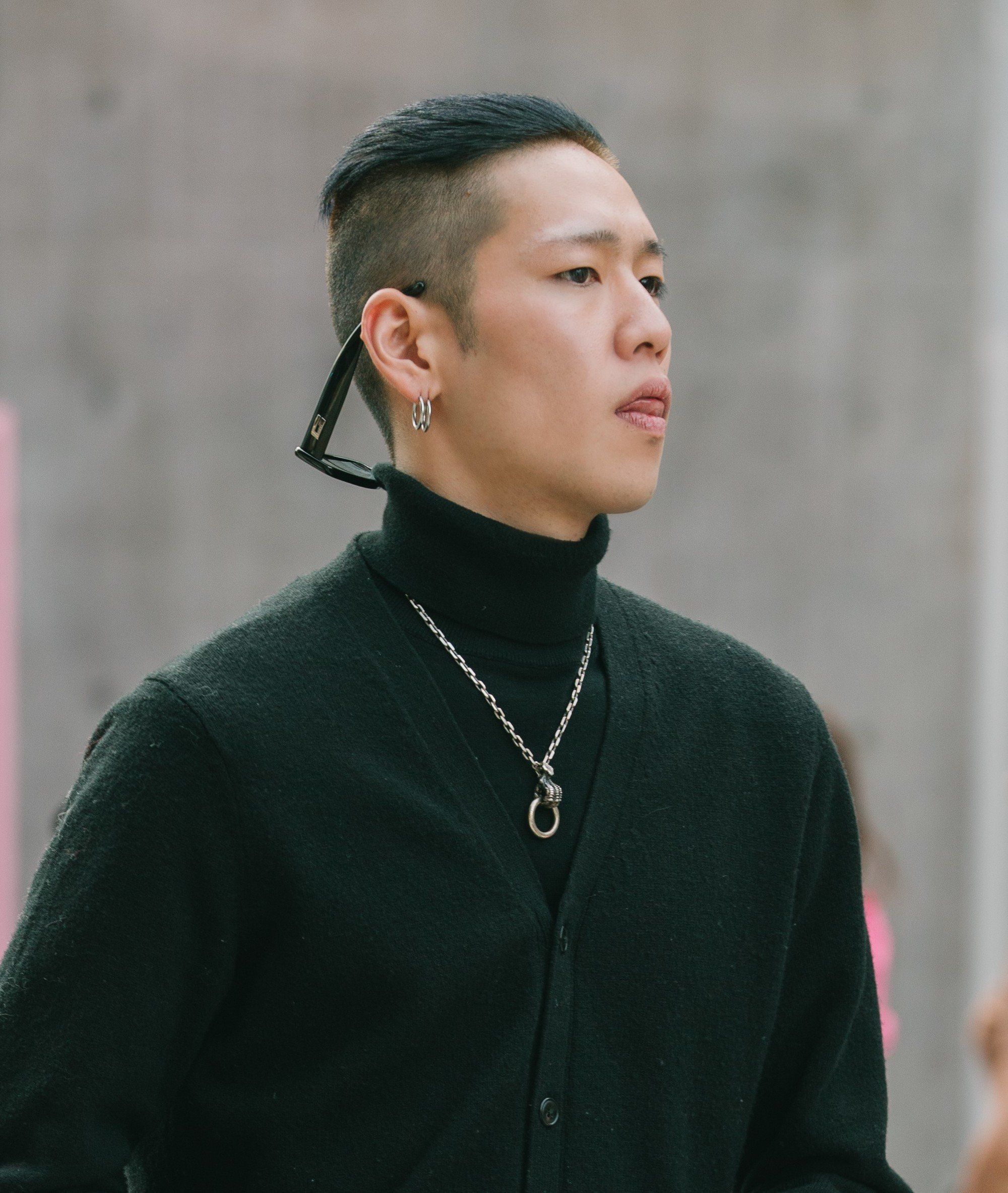 Gaya short slick back yang sisi sampingnya dicukur pendek bisa menyamarkan tekstur rambut yang tipis, lho. (Foto: Shutterstock)