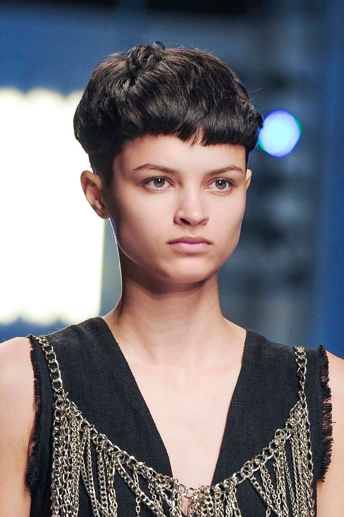 Coba model poni pendek pada gaya rambut crop cut. (Foto: Indigitalimages.com)