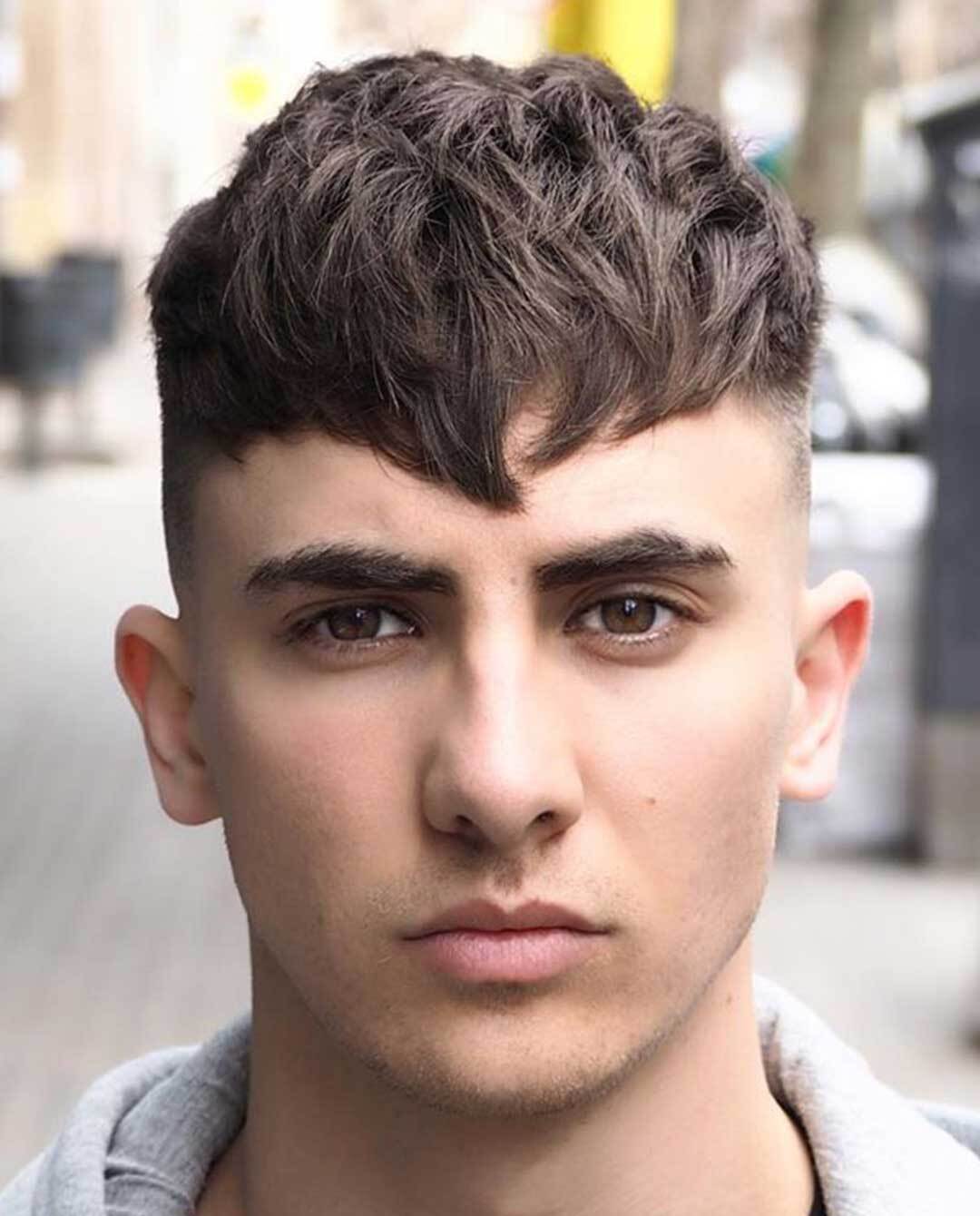 Potongan angular fringe yang unik. (Foto: Men's Hairstyle Tips)