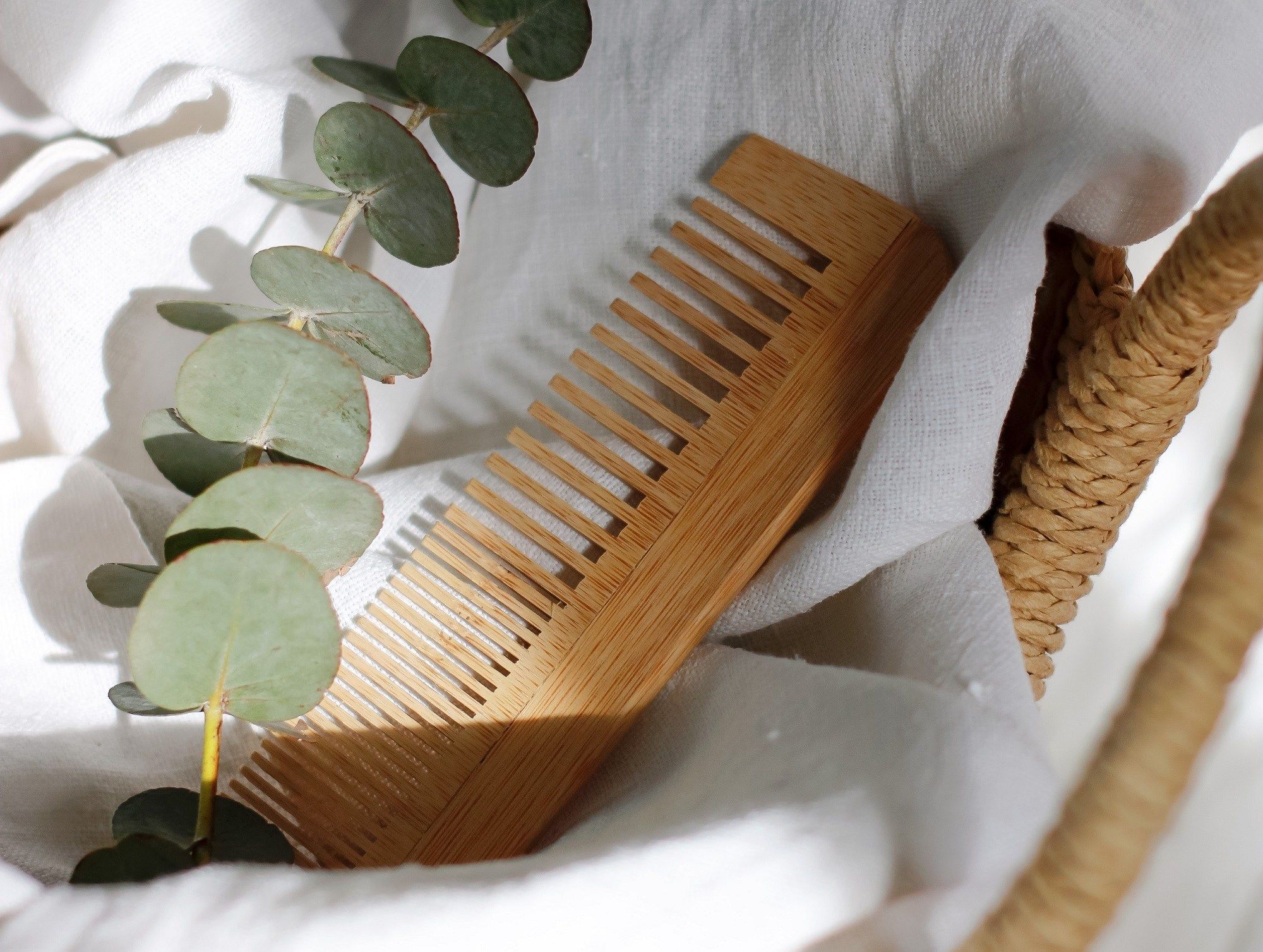 Gambar sisir bergigi jarang dari kayu