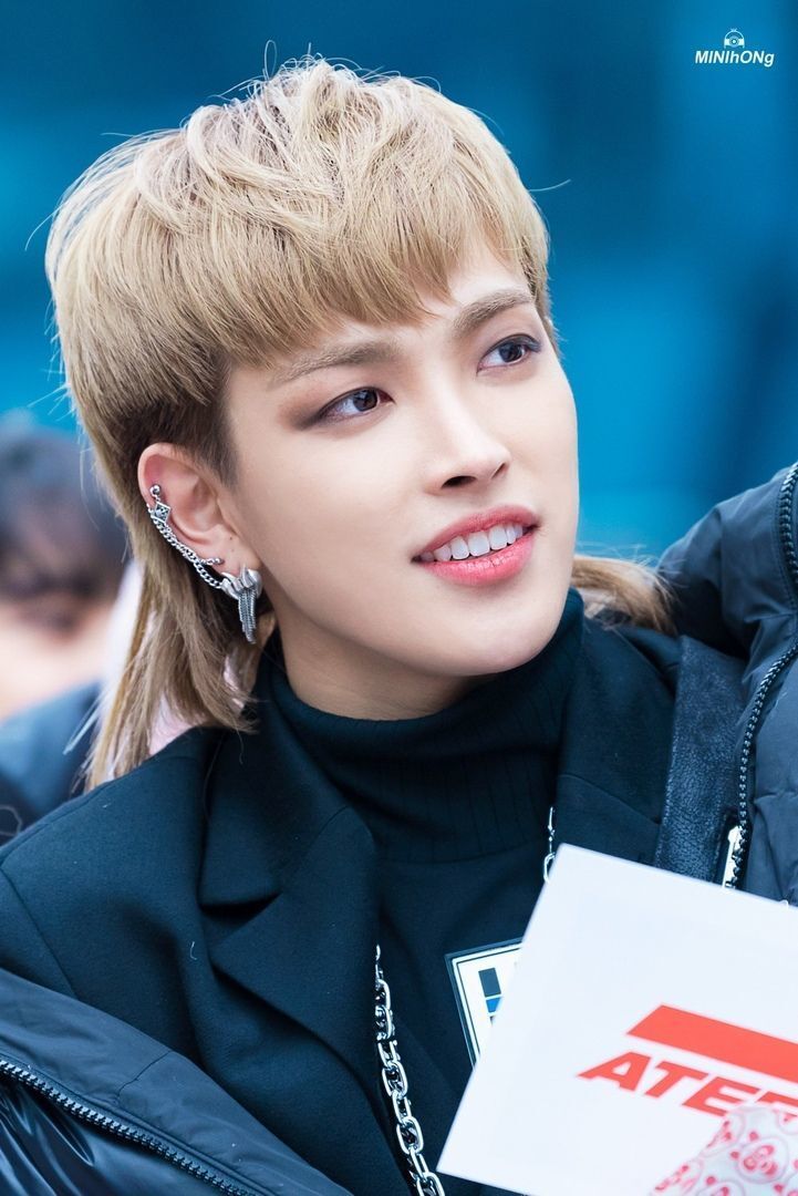 ATEEZ Kim Hongjoong dengan gaya rambut mullet. (Foto: Pinterest)