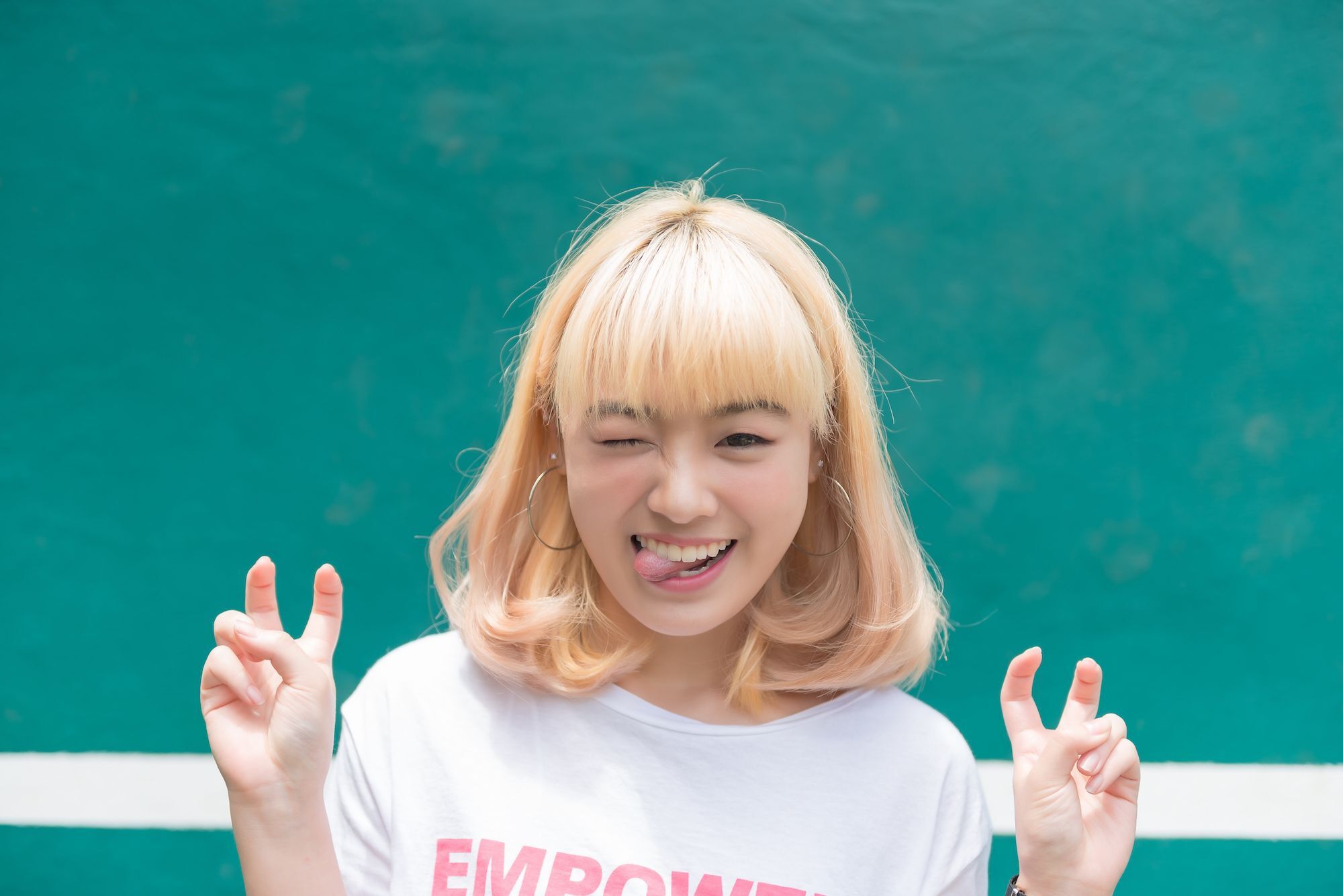 Wanita asia dengan model rambut bob pirang