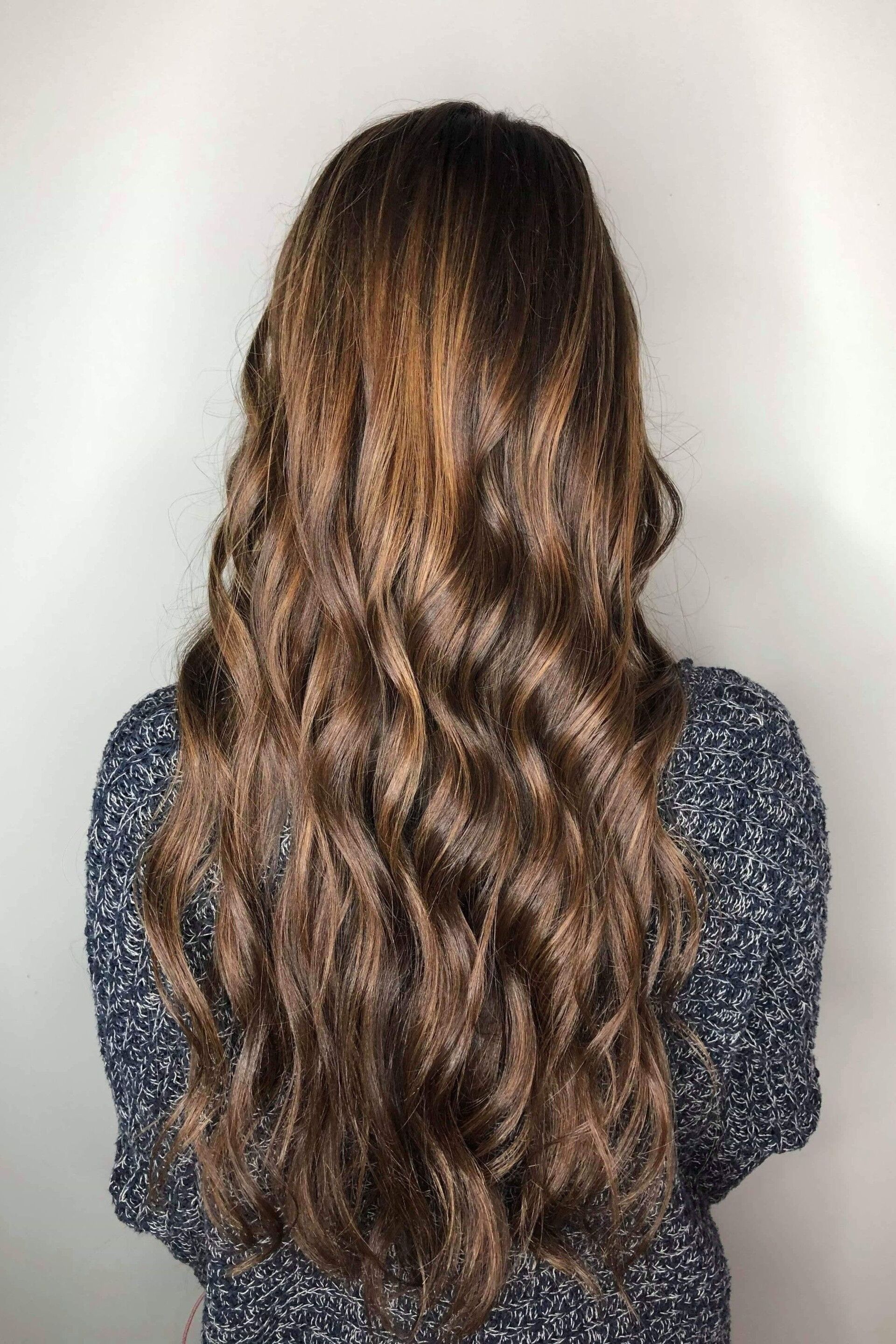 Ingin warna rambut yang lebih terlihat teksturnya? Coba caramel balayage! (Foto: Shutterstock)