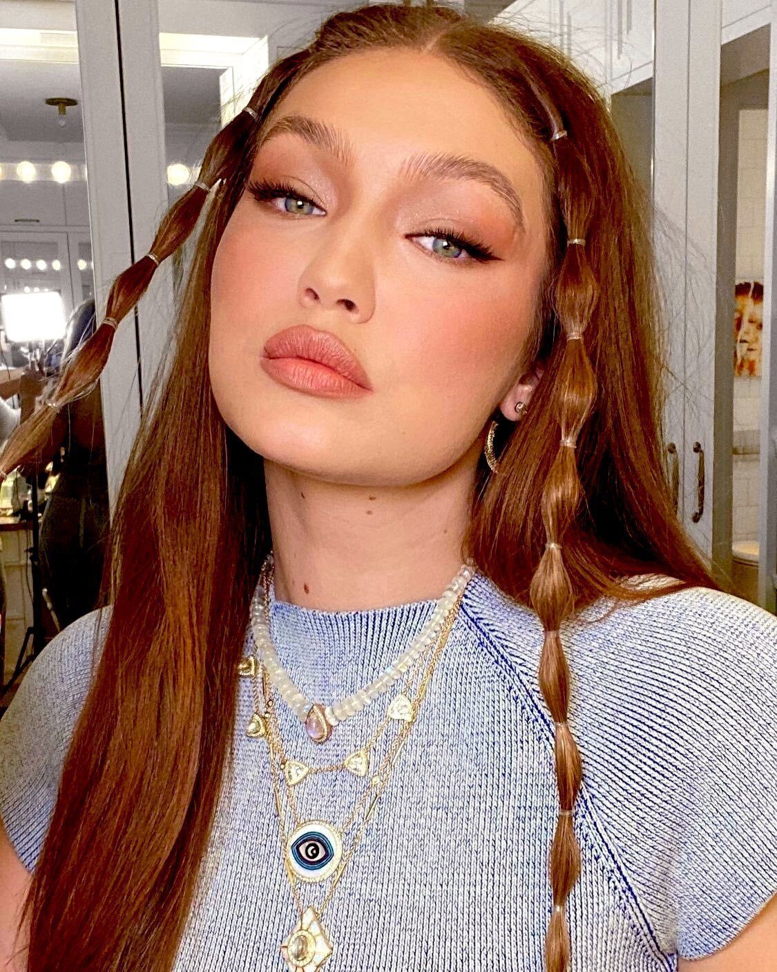 model gigi hadid dengan rambut panjang berwarna copper brown