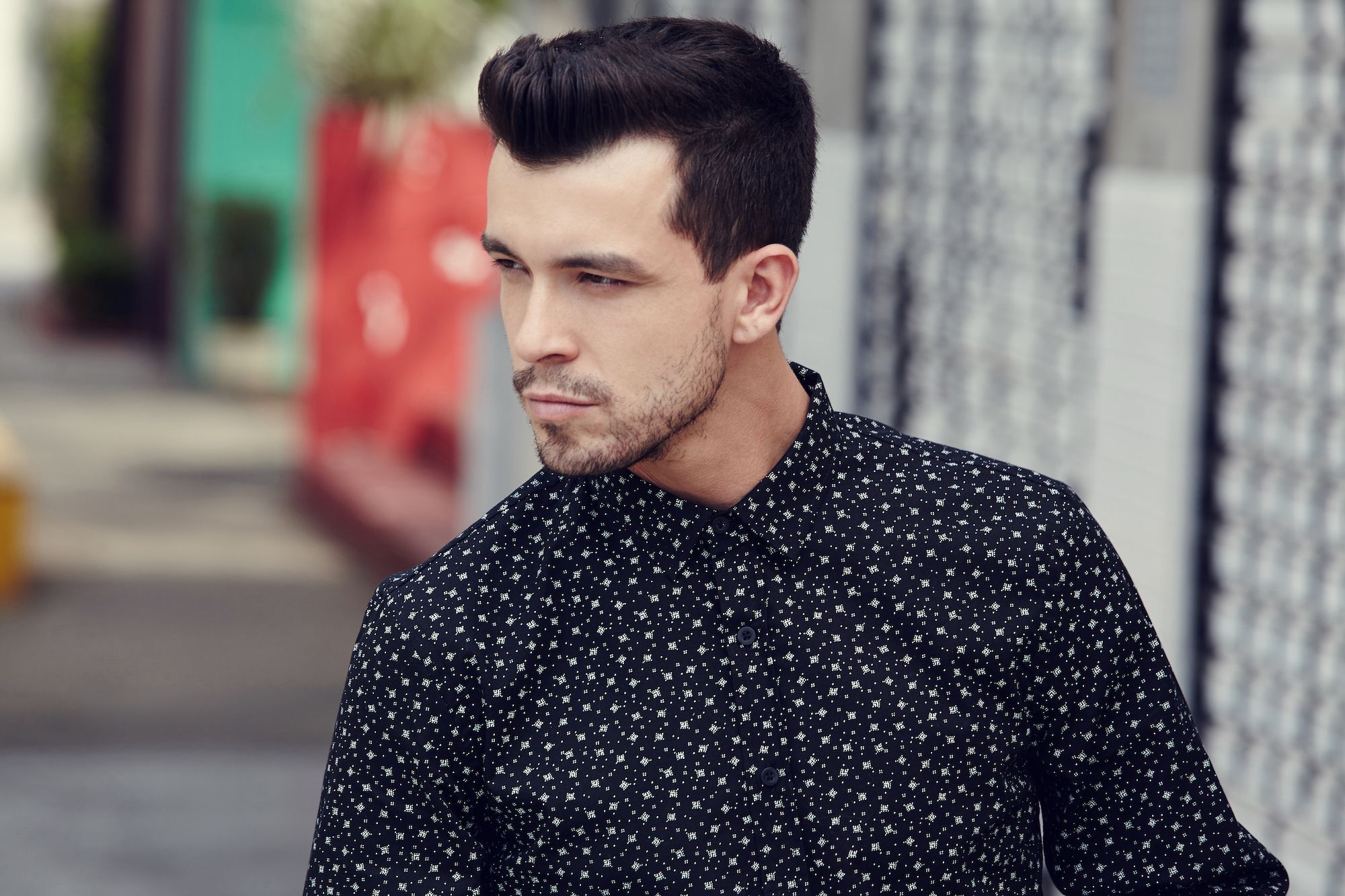 Berikan tekstur agar rambut pendekmu lebih bervolume. (Foto: Raquel Brust)