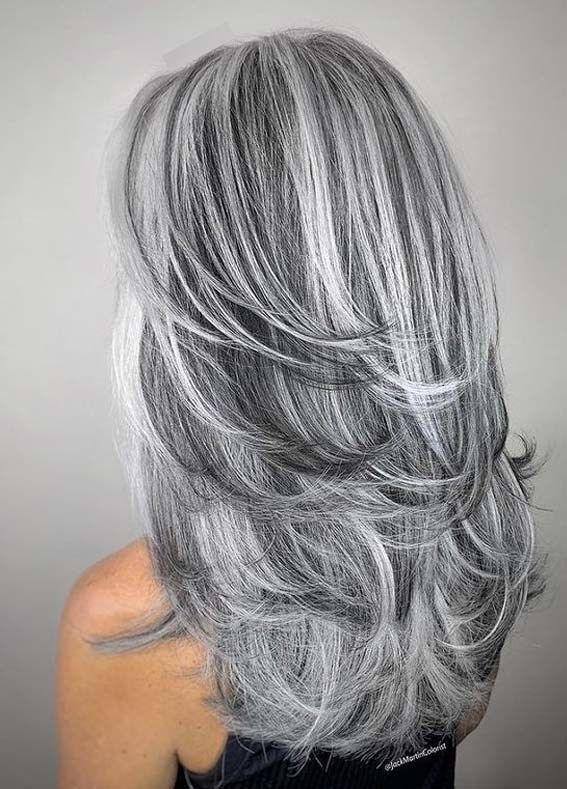 Wanita mewarnai rambut beruban dengan warna salt and paper.