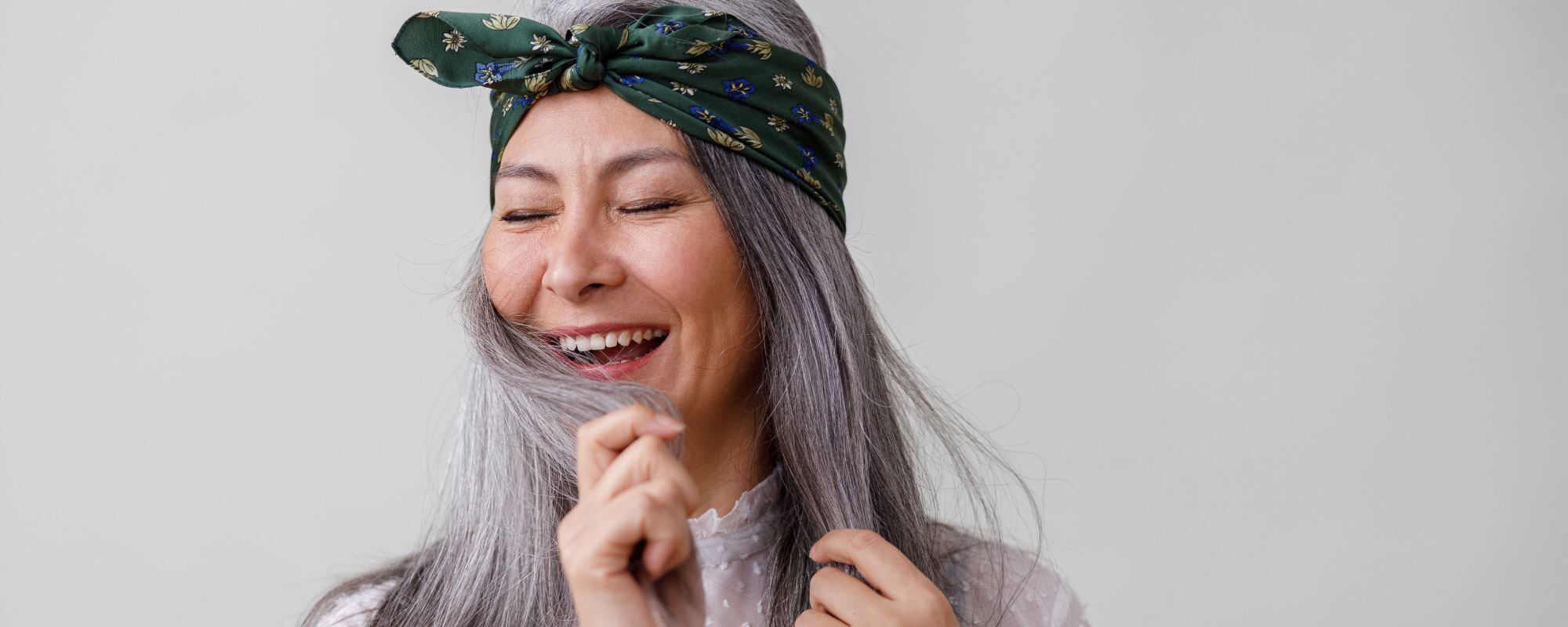 10 Tips Merawat dan Mempercantik Rambut Beruban, Coba Deh!