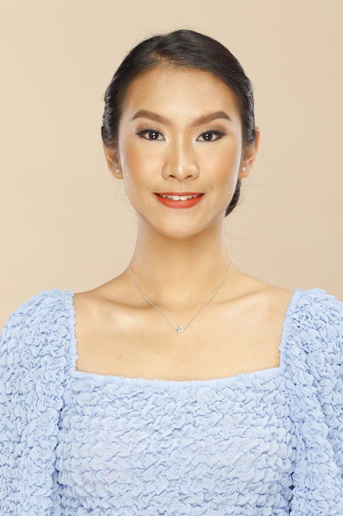 wanita asia dengan rambut disanggul