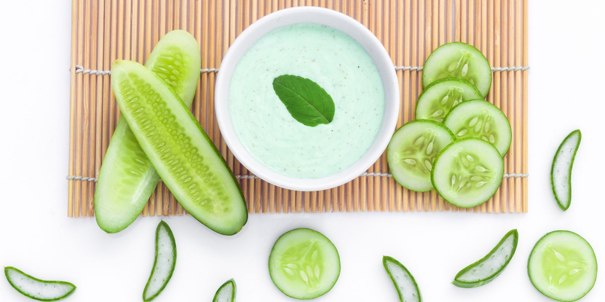 Irisan mentimum di atas meja untuk dijadikan sebagai masker