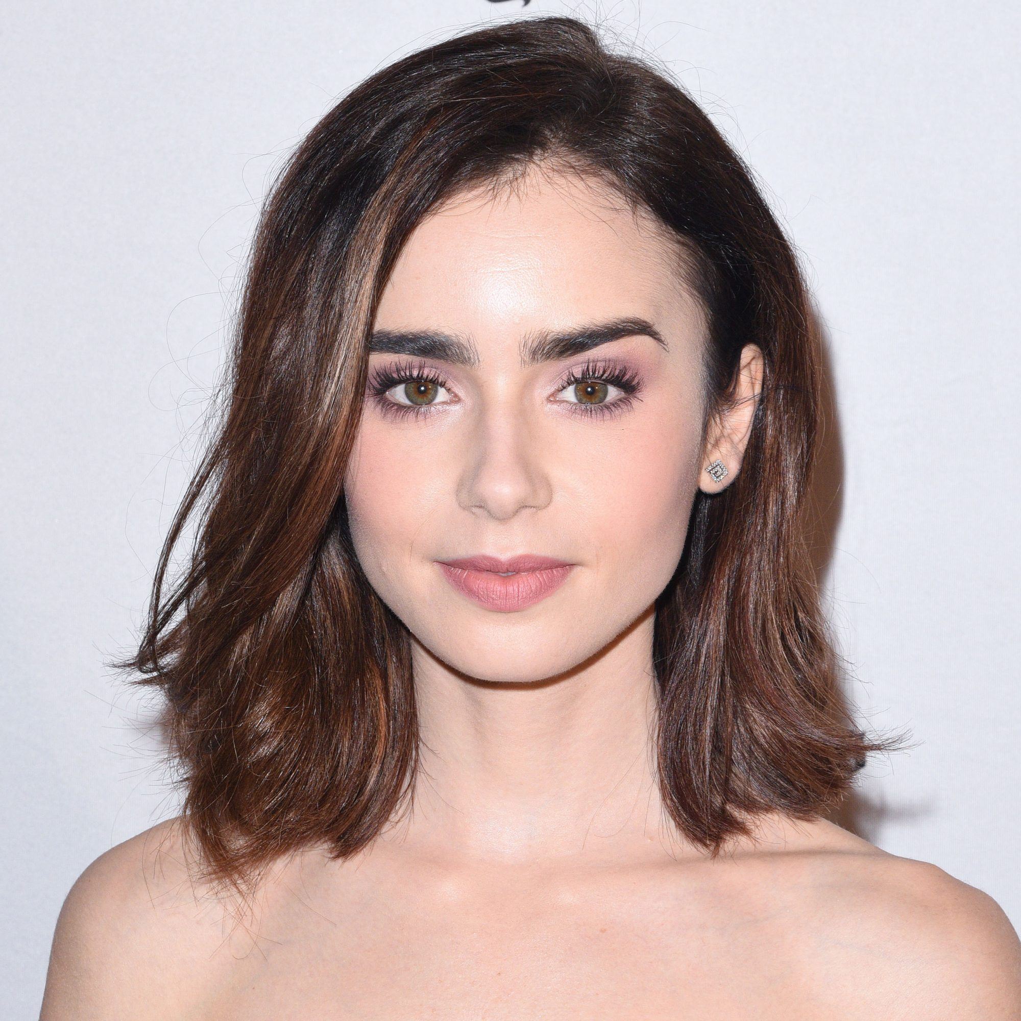 aktris wanita lily collins yang memiliki bentuk wajah hati