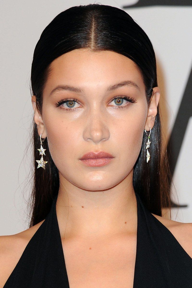 model bella hadid yang memiliki wajah oval