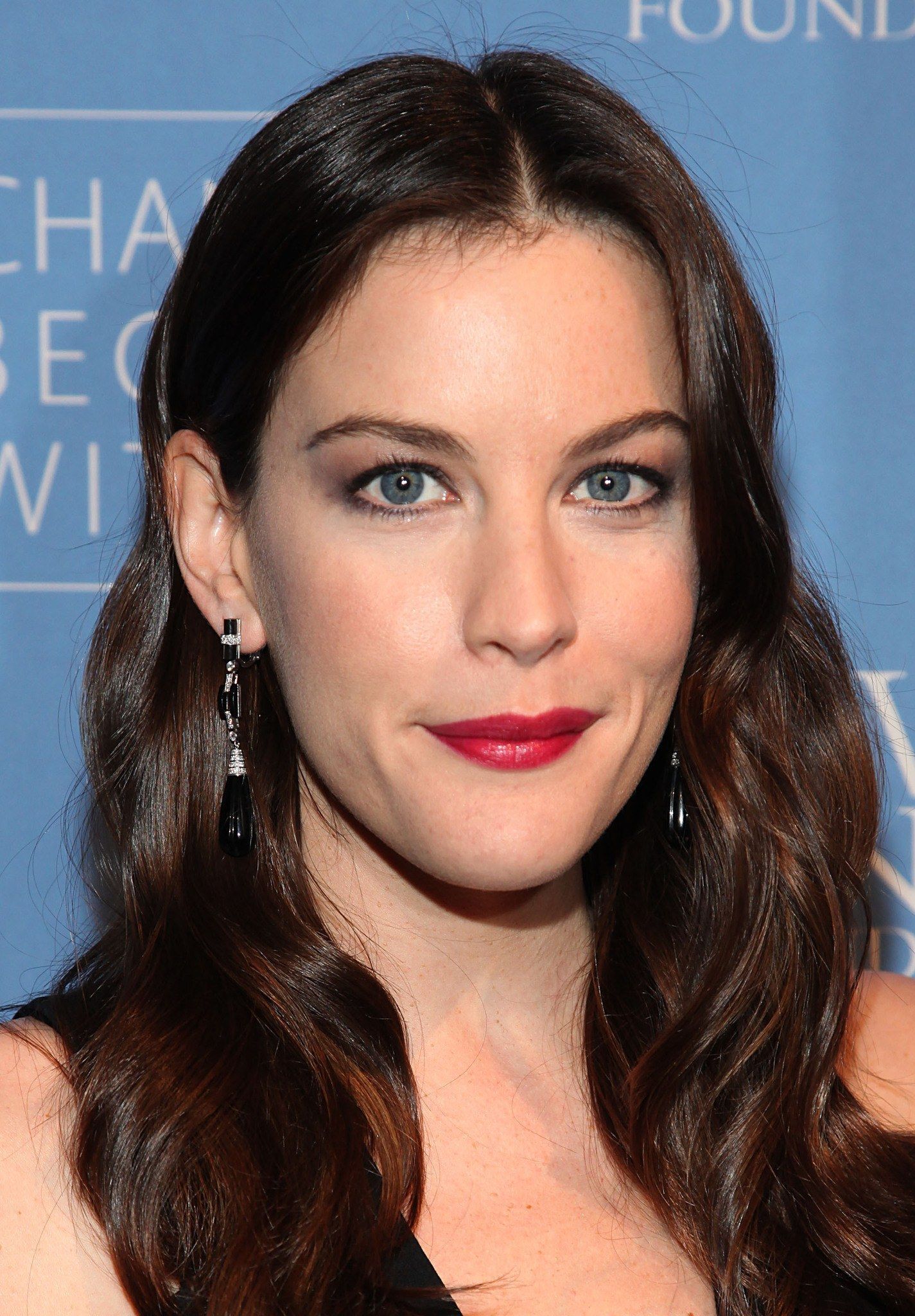 liv tyler dengan rambut panjang dan wajah panjang