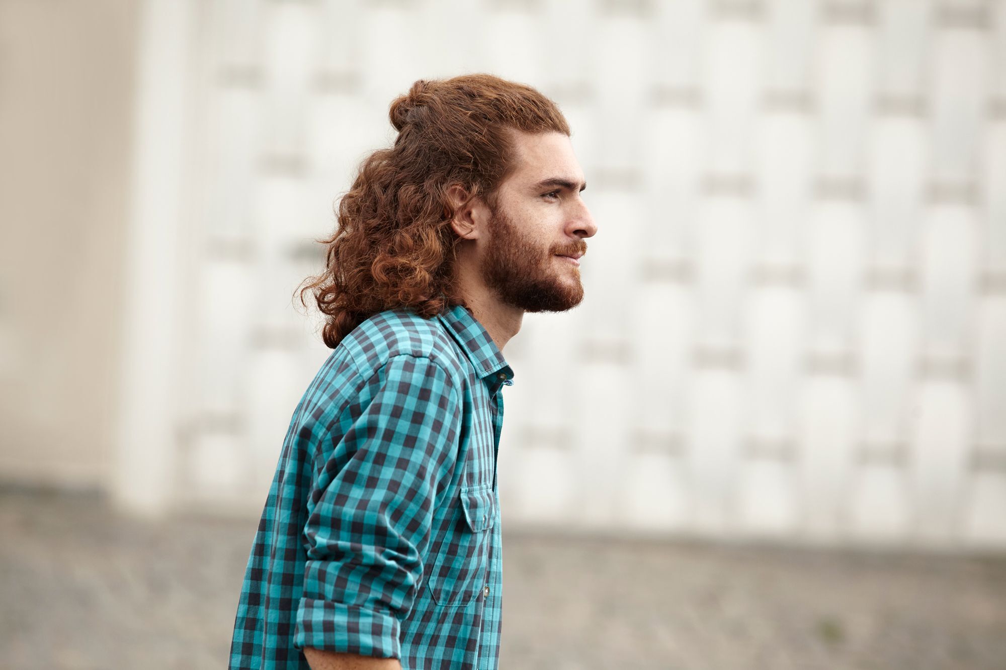 Rambut keriting bisa juga diikat setengah hingga membentuk half knot. (Foto: Lucia Andrade)